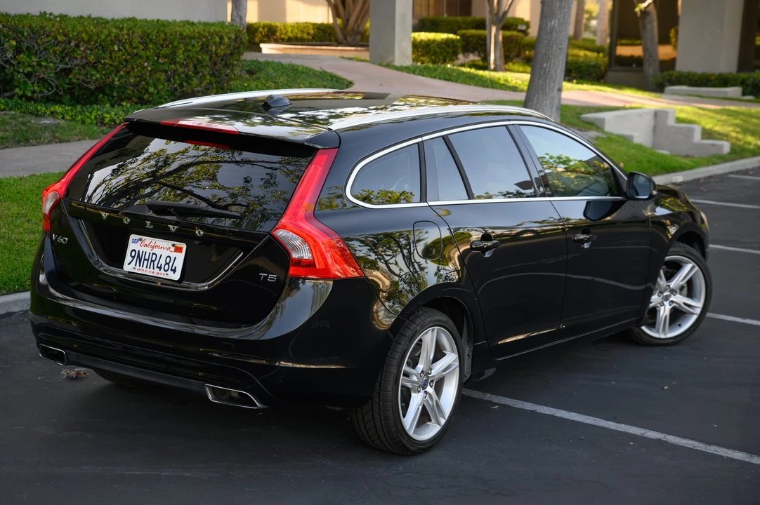 2016 Volvo V60 1st Gen - Image 15 of 31