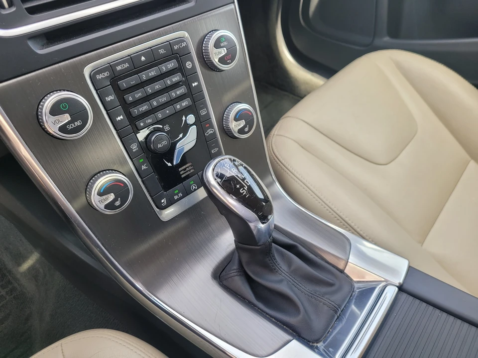 2016 Volvo V60 1st Gen - Image 25 of 31