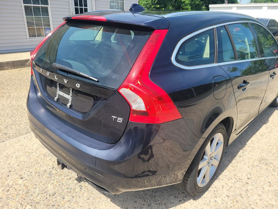 2016 Volvo V60 1st Gen - Image 16 of 31
