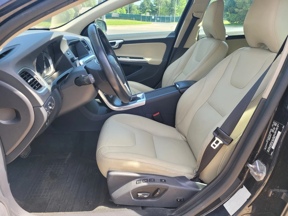 2016 Volvo V60 1st Gen - Image 28 of 31