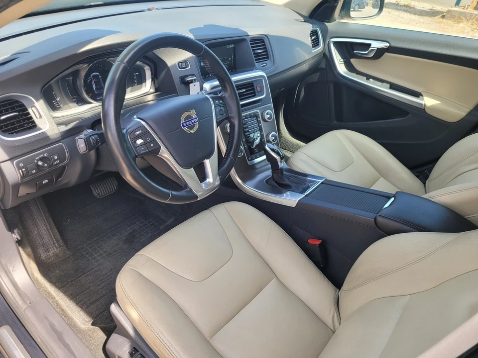 2016 Volvo V60 1st Gen - Image 27 of 31