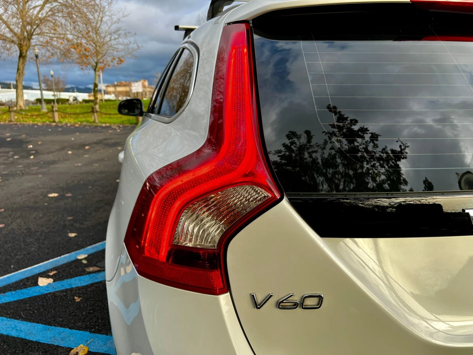 2016 Volvo V60 1st Gen - Image 25 of 31