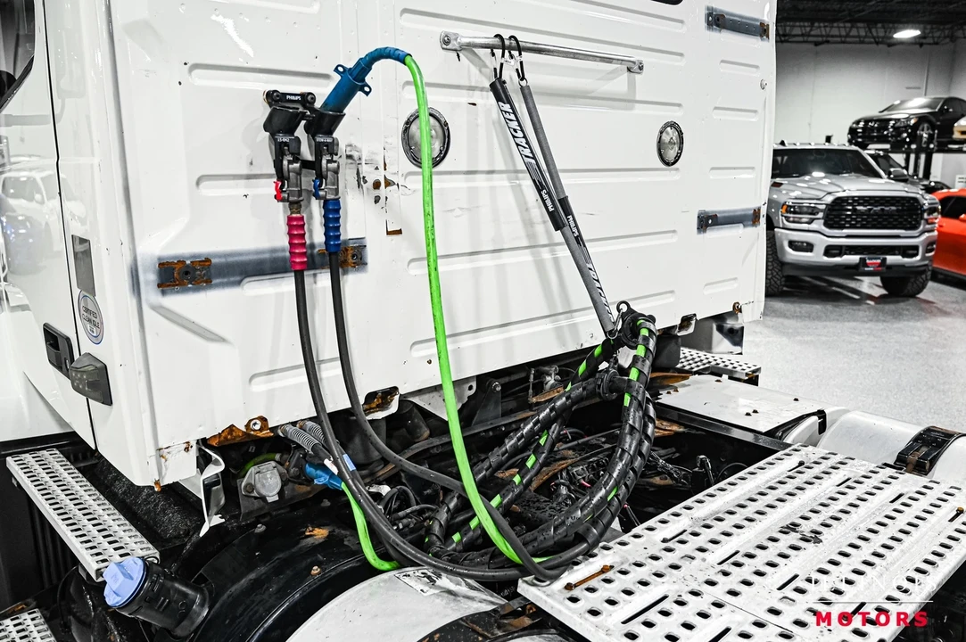 2016 Volvo - Image 17 of 21