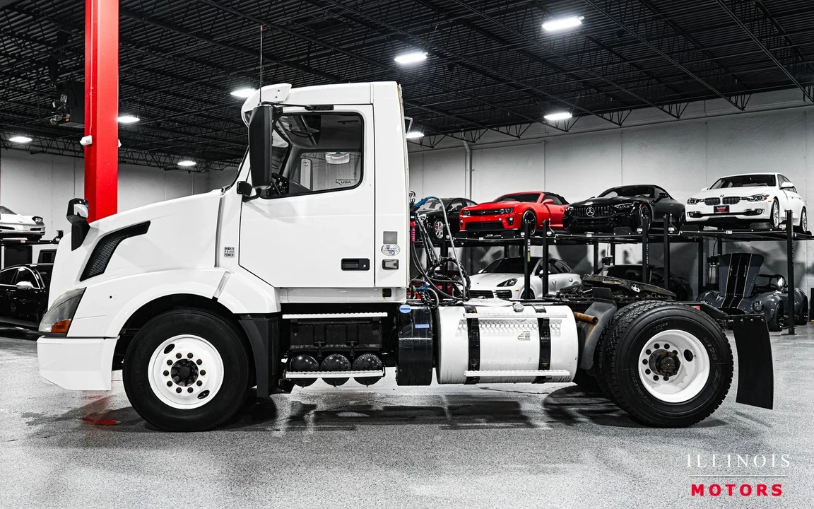 2016 Volvo - Image 2 of 21