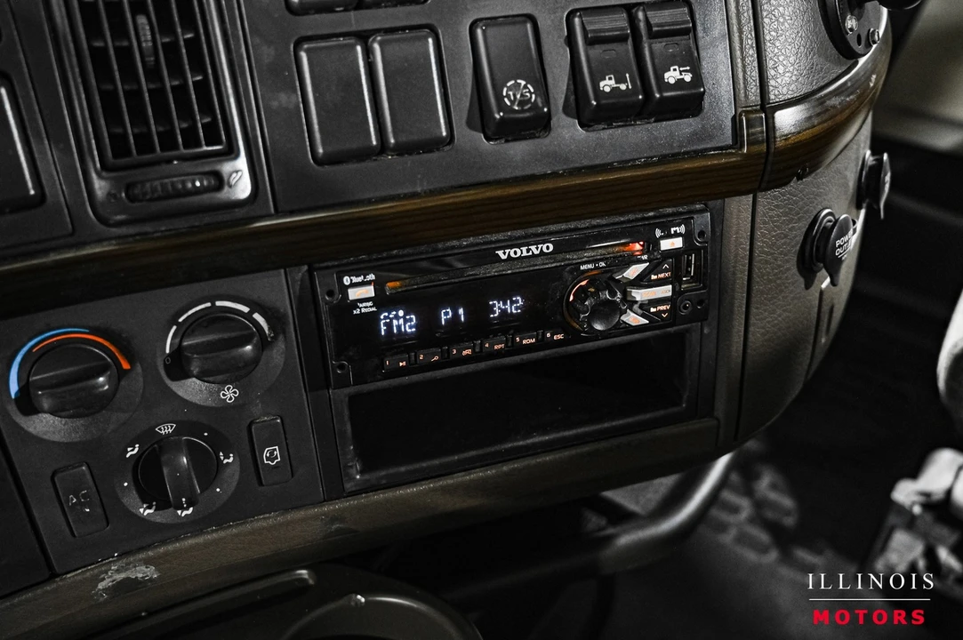 2016 Volvo - Image 28 of 31