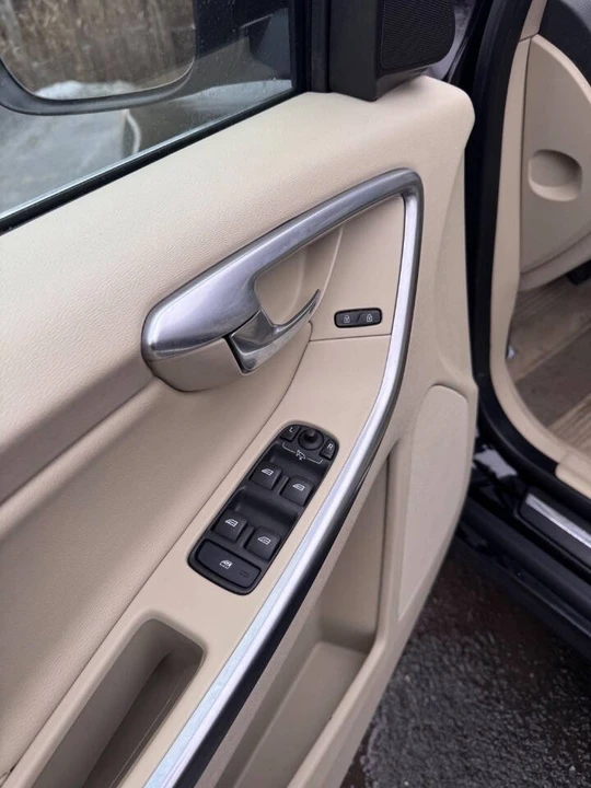 2016 Volvo XC60 1st Gen - Image 11 of 20