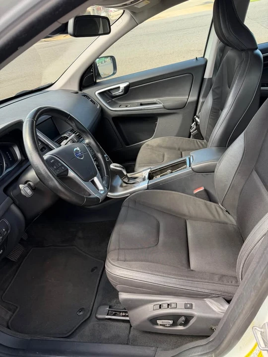 2016 Volvo XC60 1st Gen - Image 2 of 7