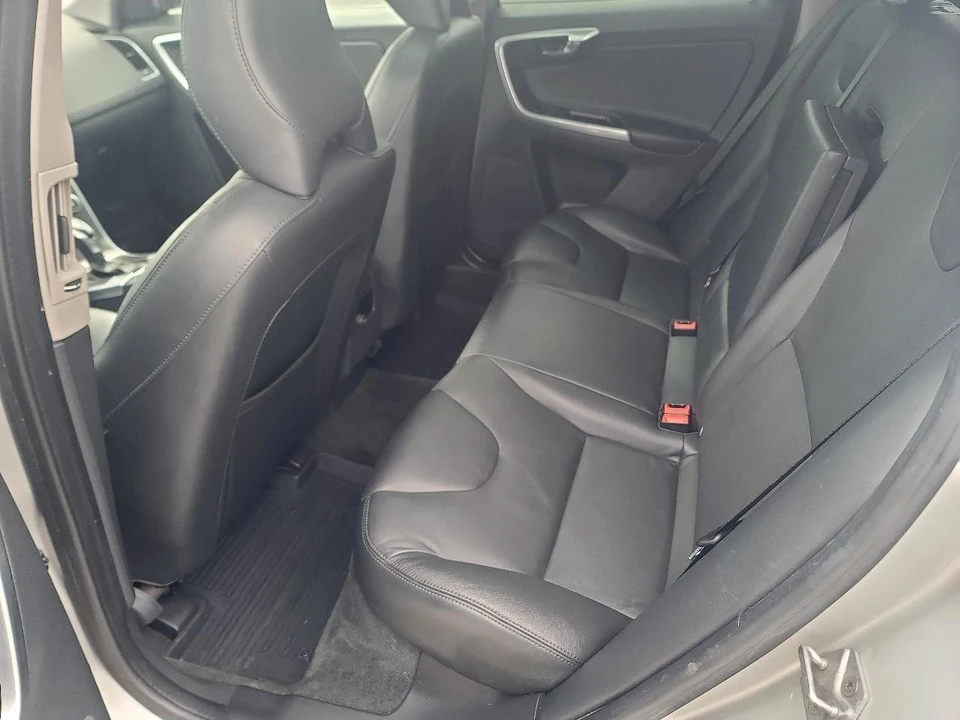 2016 Volvo XC60 1st Gen - Image 11 of 20