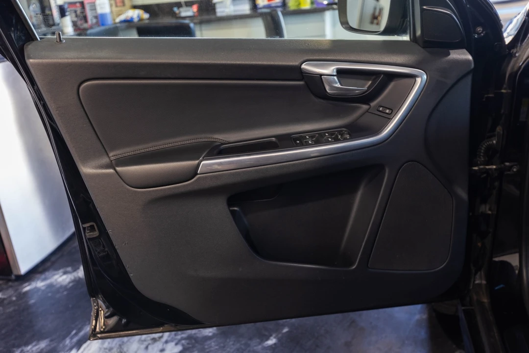 2016 Volvo XC60 1st Gen - Image 19 of 21