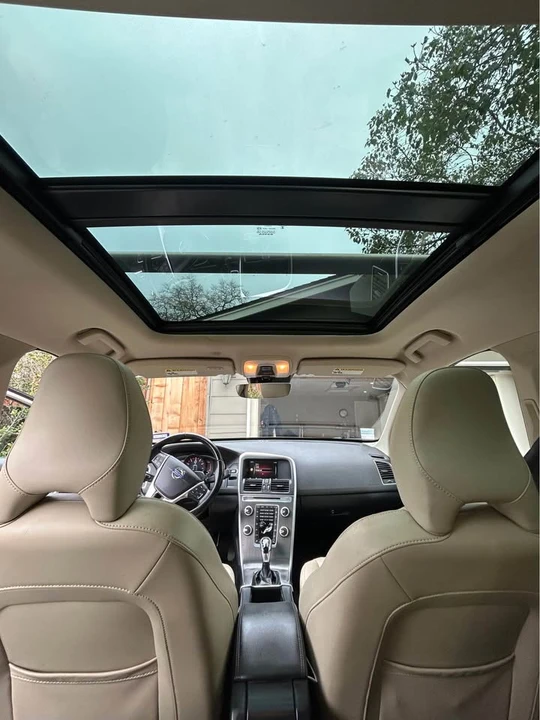 2016 Volvo XC60 1st Gen - Image 9 of 18