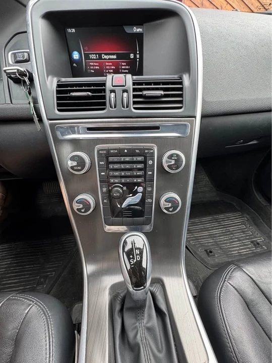 2016 Volvo XC60 1st Gen - Image 8 of 12