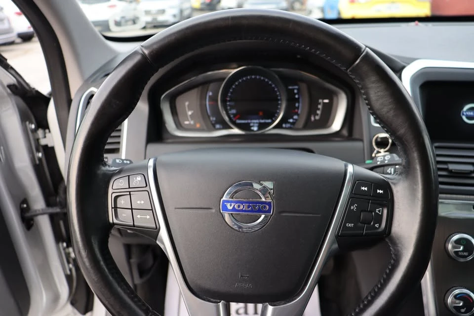 2016 Volvo XC60 1st Gen - Image 9 of 20