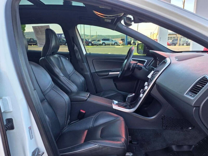 2016 Volvo XC60 1st Gen - Image 17 of 19