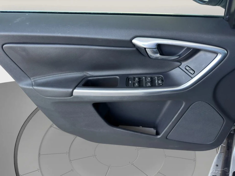 2016 Volvo XC60 1st Gen - Image 13 of 21