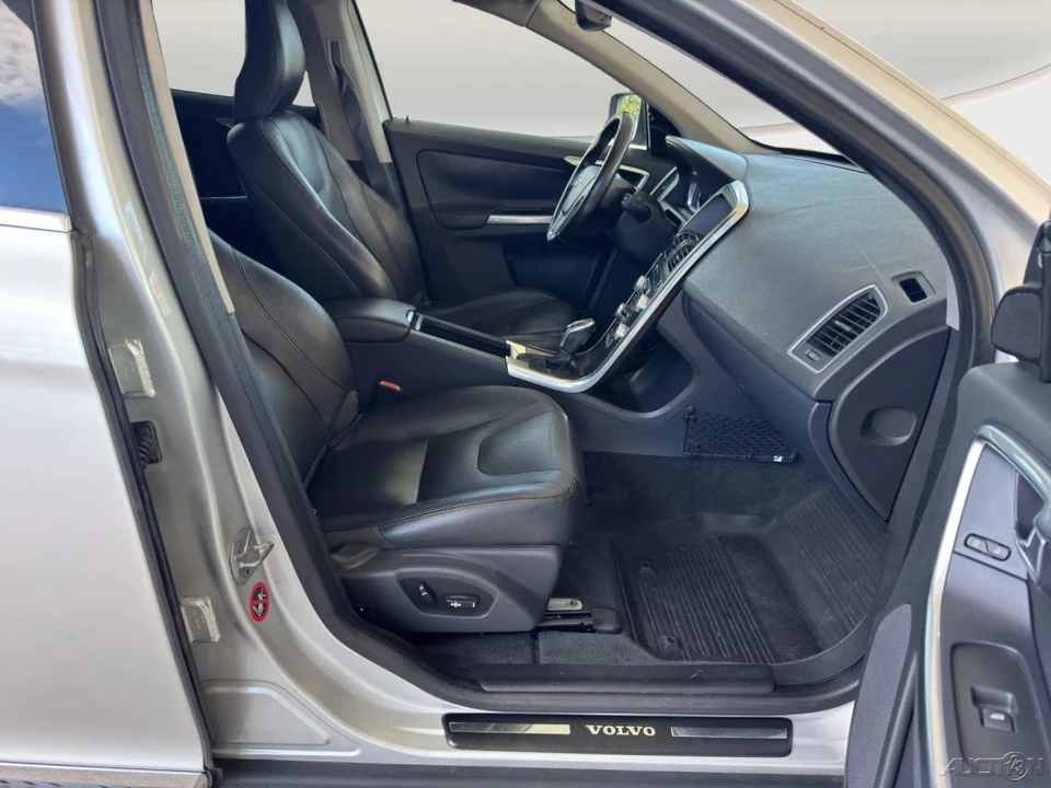 2016 Volvo XC60 1st Gen - Image 19 of 21