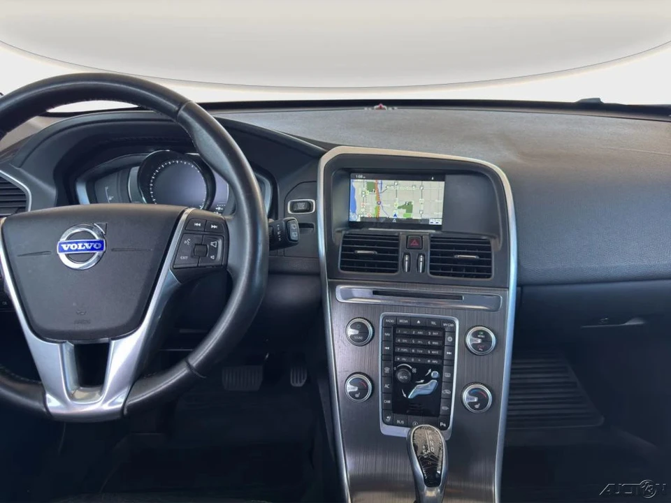 2016 Volvo XC60 1st Gen - Image 16 of 21
