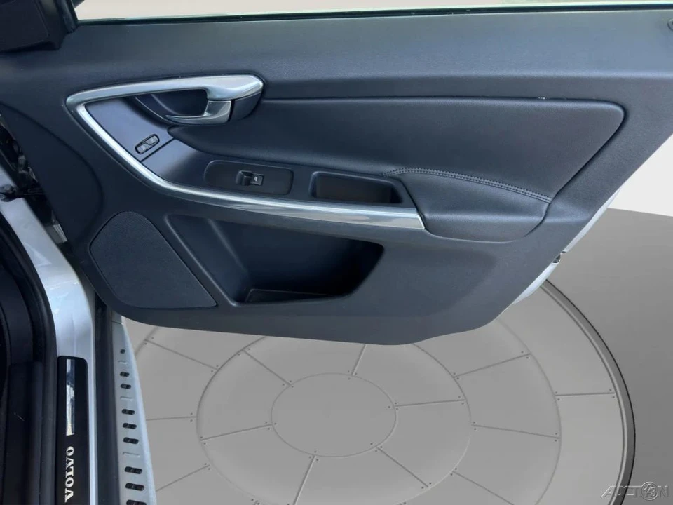 2016 Volvo XC60 1st Gen - Image 18 of 21