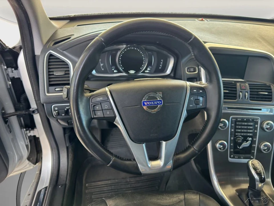 2016 Volvo XC60 1st Gen - Image 9 of 21
