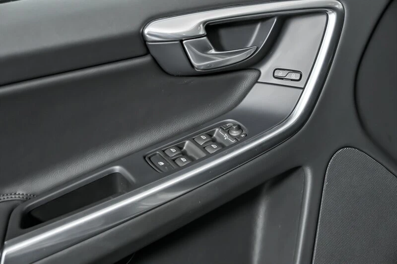2016 Volvo XC60 1st Gen - Image 17 of 21
