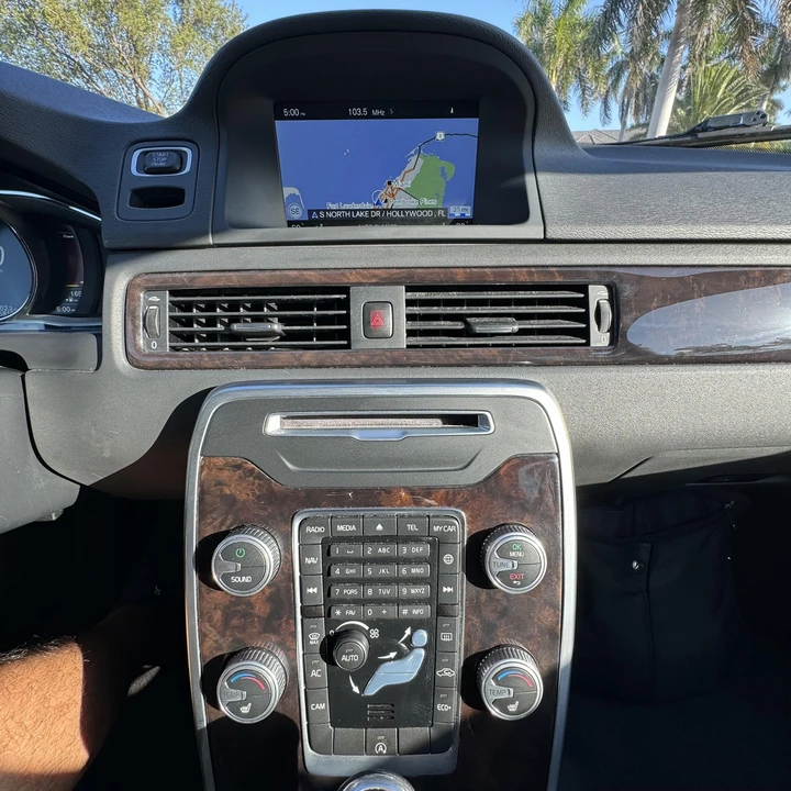 2016 Volvo XC70 3rd Gen - Image 30 of 31