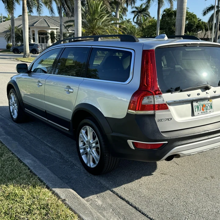 2016 Volvo XC70 3rd Gen - Image 9 of 31