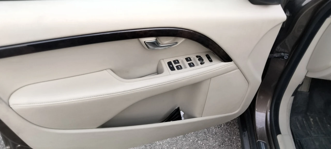 2016 Volvo XC70 3rd Gen - Image 10 of 13