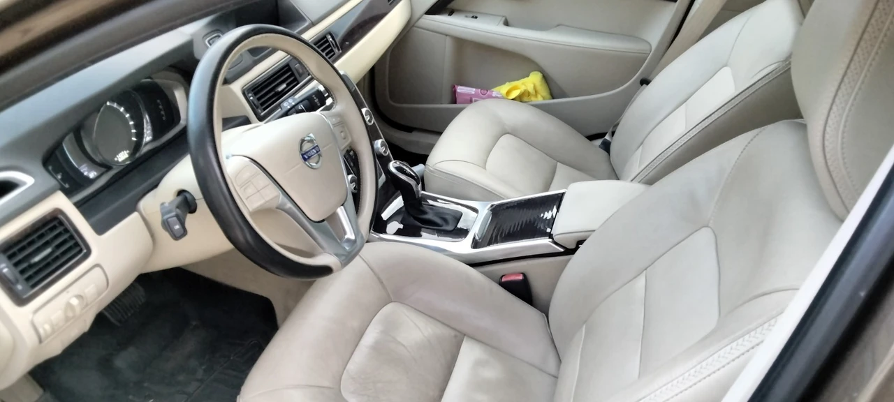 2016 Volvo XC70 3rd Gen - Image 6 of 13