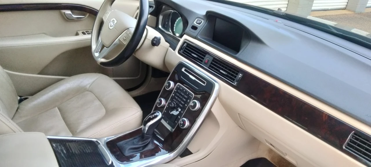 2016 Volvo XC70 3rd Gen - Image 9 of 13