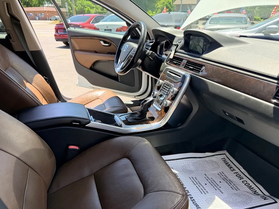 2016 Volvo XC70 3rd Gen - Image 16 of 18