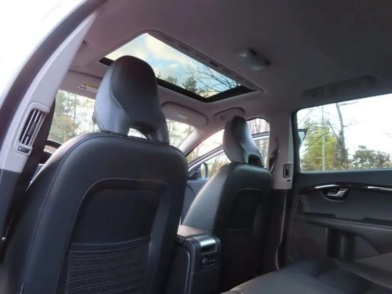 2016 Volvo XC70 3rd Gen - Image 9 of 12