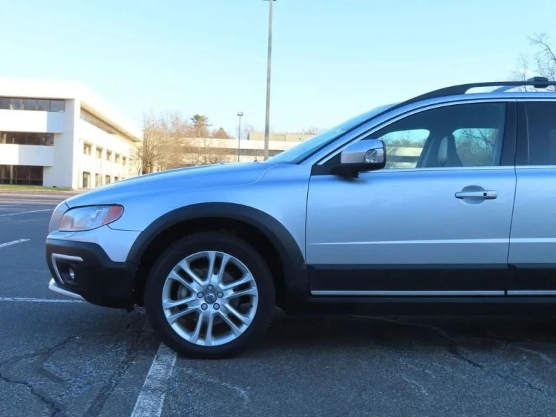2016 Volvo XC70 3rd Gen - Image 9 of 12