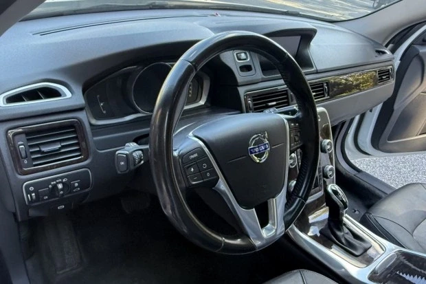 2016 Volvo XC70 3rd Gen - Image 5 of 7