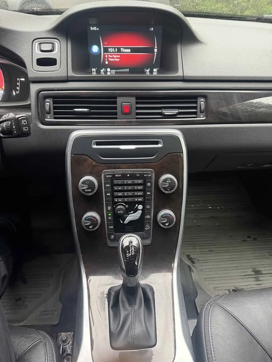 2016 Volvo XC70 3rd Gen - Image 15 of 20