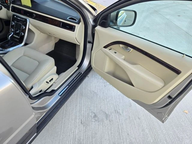 2016 Volvo XC70 3rd Gen - Image 18 of 21