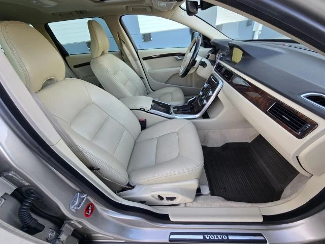 2016 Volvo XC70 3rd Gen - Image 19 of 21