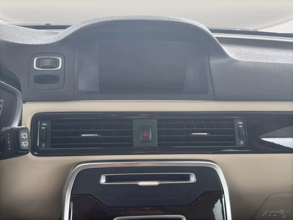 2016 Volvo XC70 3rd Gen - Image 17 of 21
