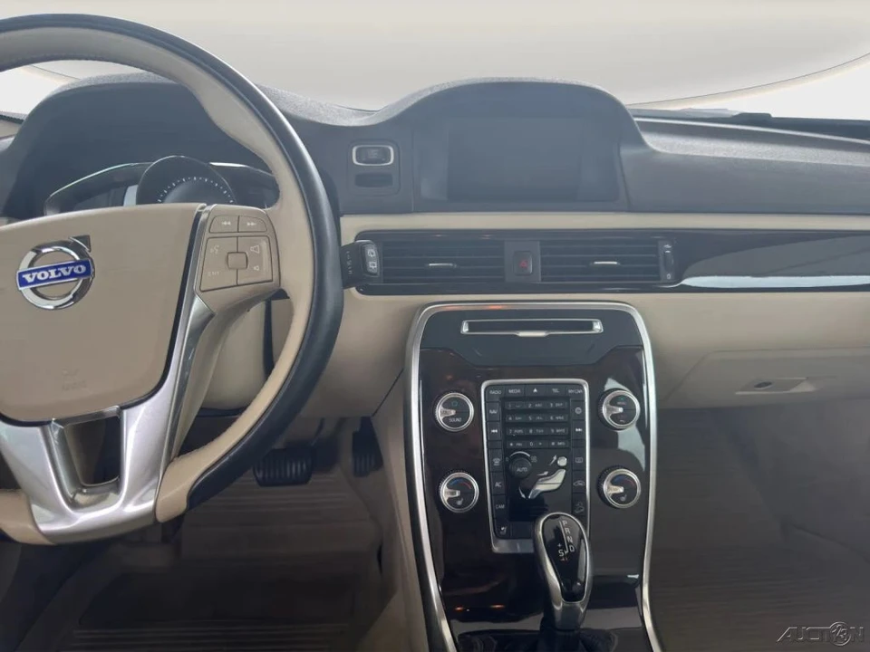 2016 Volvo XC70 3rd Gen - Image 16 of 21