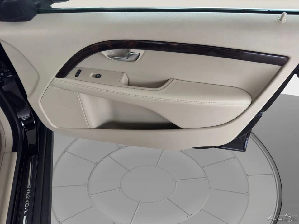 2016 Volvo XC70 3rd Gen - Image 18 of 21