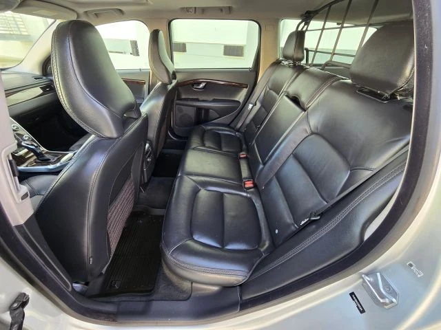 2016 Volvo XC70 3rd Gen - Image 15 of 31