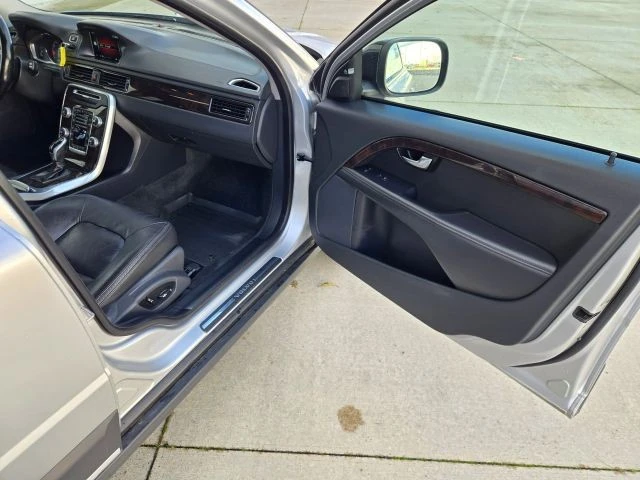 2016 Volvo XC70 3rd Gen - Image 18 of 31