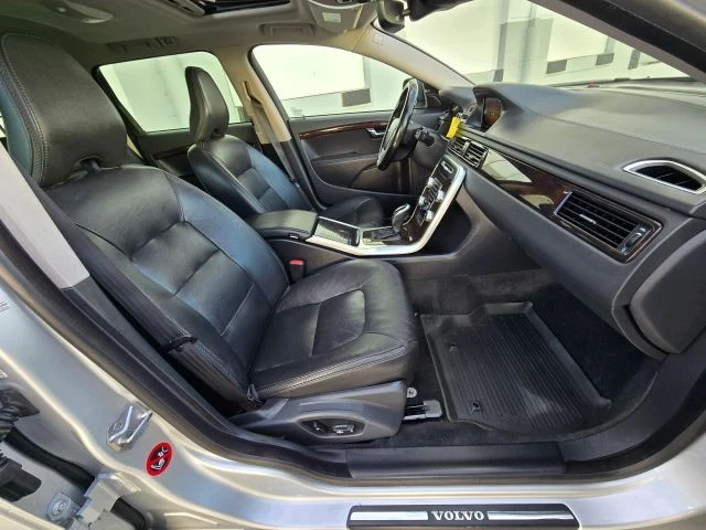 2016 Volvo XC70 3rd Gen - Image 19 of 21