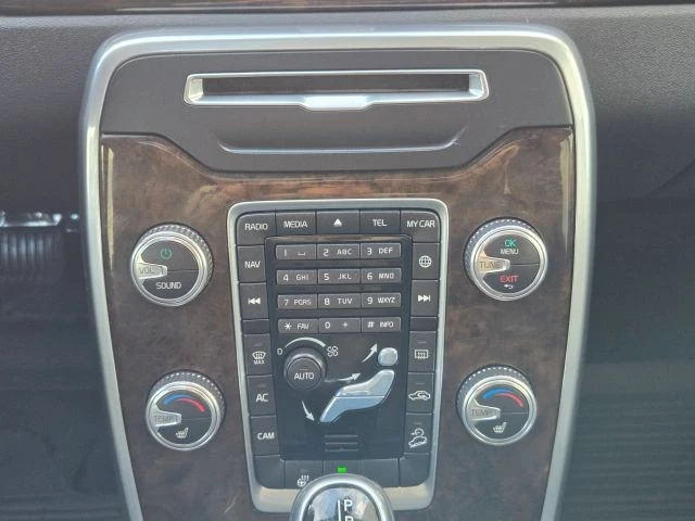 2016 Volvo XC70 3rd Gen - Image 26 of 31