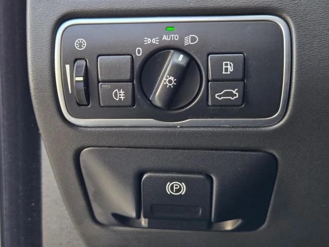 2016 Volvo XC70 3rd Gen - Image 30 of 31