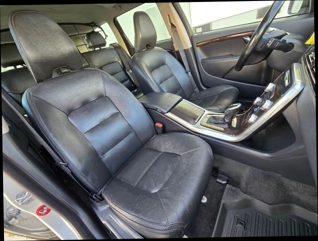 2016 Volvo XC70 3rd Gen - Image 20 of 31
