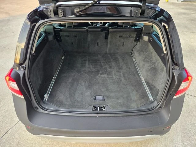 2016 Volvo XC70 3rd Gen - Image 16 of 31