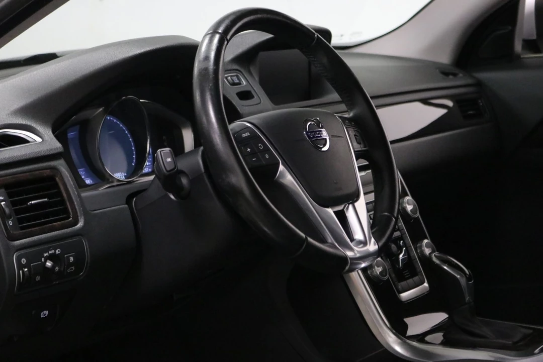 2016 Volvo XC70 3rd Gen - Image 11 of 12