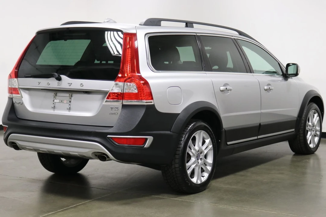 2016 Volvo XC70 3rd Gen - Image 9 of 12