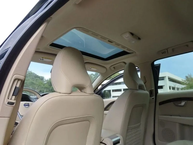 2016 Volvo XC70 3rd Gen - Image 9 of 12