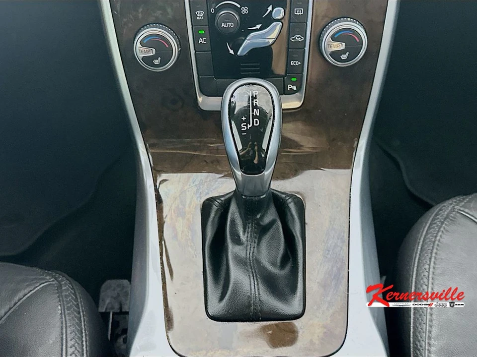 2016 Volvo XC70 3rd Gen - Image 16 of 24