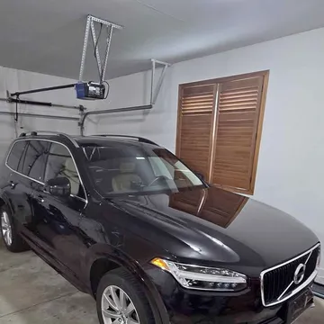 2016 Volvo XC90 T6 Momentum Sport Utility 4D